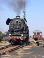 44 1486 wird bekohlt w�rend hinten ein VT 135 steht.