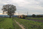 Im Block hinter der Regionalbahn rollt eine Stopfmaschine+ Schotterbesen bei Retzbach-Zellingen hinterher 21.10.24