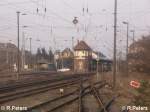 Ein Blick vom alten G�terschuppen zum Bahn�bergang mit Stellwerk udn Bahnsteig.Eisenh�ttenstadt 04.01.08