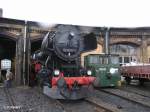 52 8017 guckt aus dem Ringlokschuppen im BW Sch�neweide 28.09.07