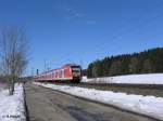 423676-6 verl�sst Geltendorf mit der S7855 S8 M�nchen Flughafen.