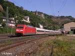 101 130-3 schiebt den IC 1818 Stuttgart-K�ln ,der aus ex Metropolitanwagen besteht, durch Bacharach.