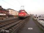 110 435-5 schiebt ihren RE Wiesbaden durch R�desheim an dem Rhein.