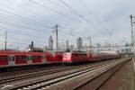 111 008 verl�sst Frankfurt/Main mit einem Sandwitch.