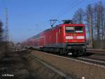 112 185-4 zieht den RE 18107 nach Eisenh�ttenstadt bei Briesen (Mark) 08.03.11