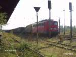 140 438-3 steht abgeb�gelt mit ein G�terzug in Eisenh�ttenstadt.