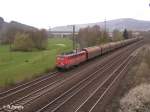 140 490-4 f�hrt mit ein gedeckten G�terzug in Gem�ndne ein.