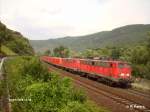 138 255-4 h�ngt am Schluss vom Lokzug bei Bacharach.