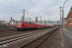 143 825-8 verl�sst Frankfurt/Main mit einem Sandwitch den Frankfurter HBF.