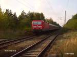 Am Abend des 28.09.06 zieht 143 065-1 den RB11 Cottbus bei ex HP Vogelsang und erreicht gleich Eisenh�ttenstadt.