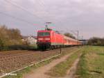 143 076 schiebt bei Th�ngersheim eine RB W�rzburg durchs Maintal .12.04.08