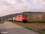 151 154-2 zieht ein Containerzug durchs Maintal bei Th�ngersheim.