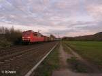 Die orientrote 151 144-3 zieht ein Containerzug durchs Maintal bei Th�ngersheim .12.04.08