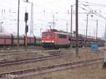 155 060-7 steht mit ein Autozug in Eisenh�ttenstadt.