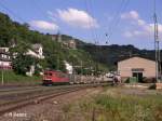 155 272-8 durchf�hrt Bacharach mit einen Containerzug.