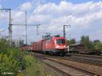 182 025-7 zieht bei Regensburg Ost ein gedeckten G�terzug nach Passau.