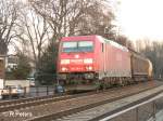 185 280-5 f�hrt mit ein gemischten G�terzug in R�desheim an dem Rhein ein.