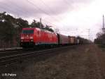 185 251-6 zieht bei Berlin-Friedrichshagen ein gemischten G�terzug.