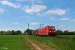 185 403-3 zieht bei der Netztrennstelle bei Bischofsheim einen gemischten G�terzug.15.05.15 