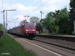 185 311-8 zieht ein Containerzug durch Regensburg-Pr�fering.