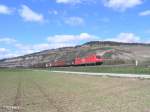 185 299-5 zieht ein gemischten G�terzug durchs Maintal bei Th�ngersheim.10.04.10