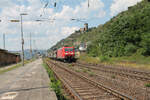 185 184-9 durchfährt Kaub mit einem gemischten Güterzug in Richtung Wiesbaden.