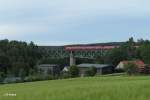 Franken-Sachsen-Express auf dem Viadukt in Unterth�lau.