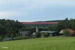Der Gegenzug nach Dresden in Unterth�lau auf dem Viadukt.
