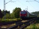 Frhs um halb 7 zieht 143 001 den LDC-Sonderzug nach Stettin am 15.07.06
