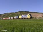 ES64 U2 009 zieht bei Th�ngersheim ein Containerzug durchs Maintal.