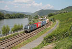 6193 100 zieht bei Lorch am Rhein ein Containerzug gen Süden.