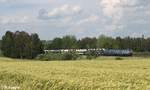 225 002 und 225 802 ziehen den Autozug von Glauchau nach M�nchen Hilbertshofen bei Sch�nfeld.