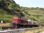 V100 2335 �berf�hrt bei Oberwesel eine Baumaschine.