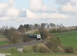 223 143 zieht bei Lengenfeld den Wiesau Containerzug nach Hamburg durch die Kurve.