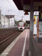 1008-1 steht am Bahnsteig von D�sseldorf-V�lklingerstrasse mit der S28 Kaars See.