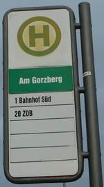 (254'385) - Haltestellenschild - Greifswald, Am Gorzberg - am 30. August 2023