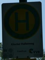 (254'688) - Inselbus/VVR-Haltestellenschild - Kloster, Hafenweg - am 2. September 2023