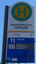 lvb/855492/264489---leipziger-verkehrsbetrieberegionalbusleipzig-haltestellenschild---markkleeberg-ost (264'489) - Leipziger Verkehrsbetriebe/REGIONALBUSLEIPZIG-Haltestellenschild - Markkleeberg-Ost, Schillerplatz