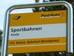 (252'657) - PostAuto-Haltestellenschild - Axalp, Sportbahnen - am 14. Juli 2023