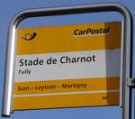 (270'024) - PostAuto-Haltestellenschild - Fully, Stade de Charnot - am 20. Dezember 2024