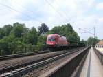 1016 002-6 zieht ein leeren Autotransportzug �ber die Donaubr�cke bei Regensburg-Pr�fering.