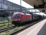1116 010-8 steht mit ein Gedeckten G�terzug in Regensburg HBF bereit.