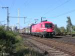 1116 003-3 (ex Grieche) zieht ein gedeckten G�terzug durch Regensburg.