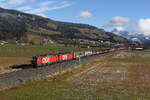1293 033 und 1293 191 waren mit einem gemischten G�terzug am 18. November 2025 bei Kirchberg in Tirol auf dem Weg nach Hall.