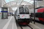 Der Triebwagen des Jubilums-Railjets im berdachten Bereich des umgebauten Salzburger Haupbahnhofs am 13.Juli 2012.