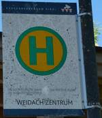 db/898665/280602---dietrich-touristikdboebb-postbus-haltestellenschild---leutasch-weidach (280'602) - DIETRICH-TOURISTIK/DB/�BB-POSTBUS-Haltestellenschild - Leutasch, Weidach Zentrum - am 20. September 2025