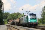 1216 960 durchfhrt am 20. August 2013 mit einem Kesselwagenzug den Bahnhof von Assling in Richtung Salzburg.