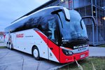 Setra 517 HD von Blaguss Reisen aus Wien in Krems gesehen.