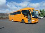 Mercedes Irizar steht auf einem Parkplatz auf Lanzarote, Januar 2013