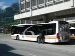 (252'689) - AAGU Altdorf - Nr. 15/UR 9348 - Mercedes am 15. Juli 2023 beim Bahnhof Altdorf (ein Serviceangestellter zieht beim mit Passagieren gefllten Bus die Schrauben am Hinterrad an!)